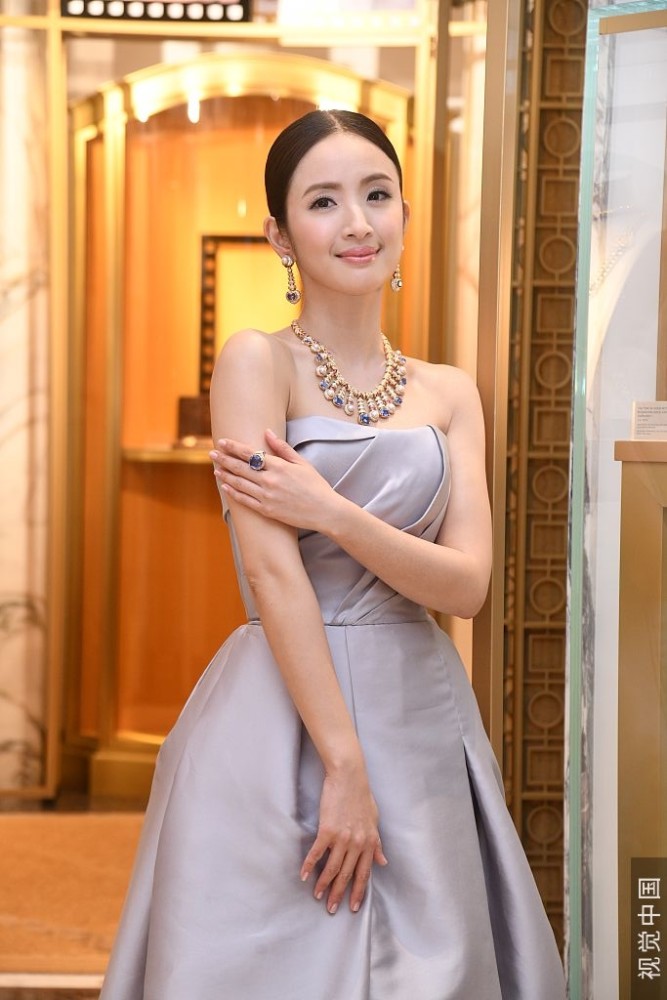 底变女神!林依晨婴儿肥难掩好气质 抹胸礼服惊