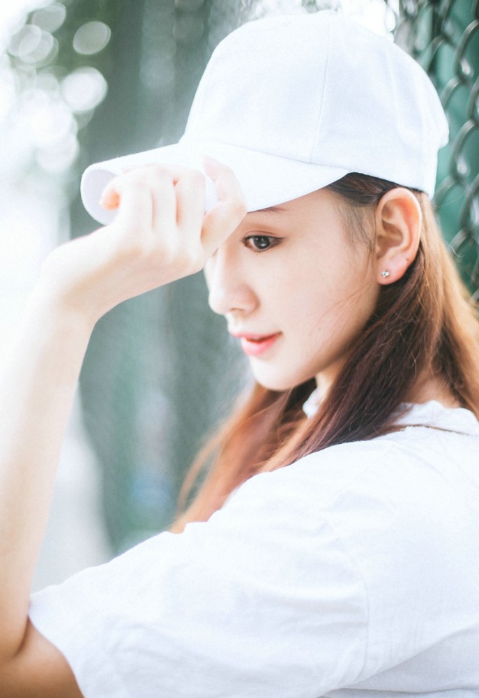 白色棒球帽美女,活力十足