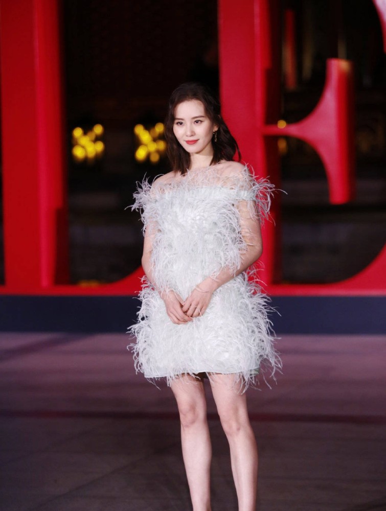 刘诗诗 白色羽毛短裙,仙气逼人!
