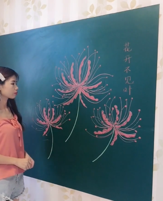 美术生黑板画"彼岸花",开始:你会不会画画,当看到成品