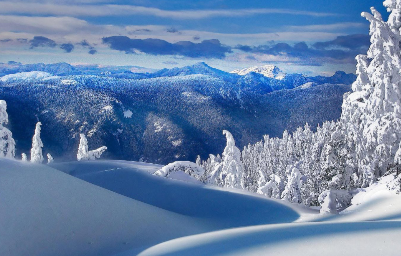 冬雪雪景壁纸,覆盖一层白雪的大山,如同锦上添花