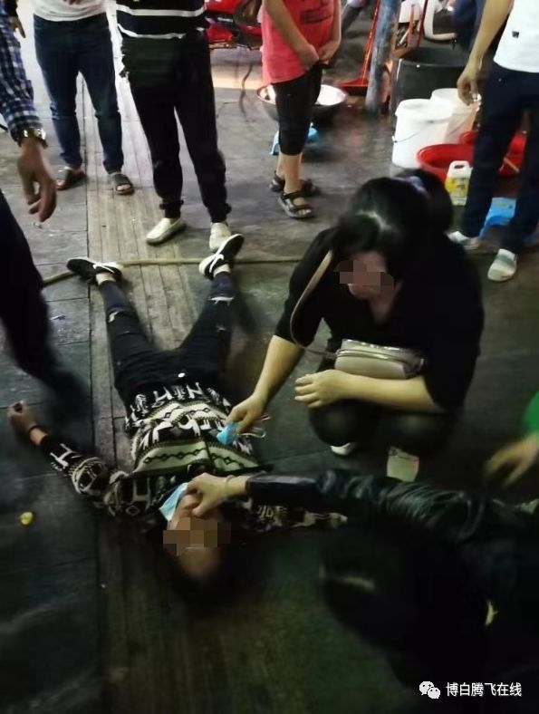 玉林一女子骑车时突然摔下,倒地不起