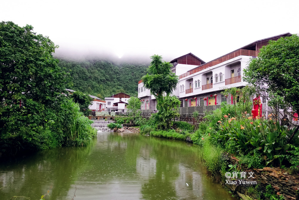 广西巴某村曾经是个贫困村,短短两年间,如今为18度凉泉度假村