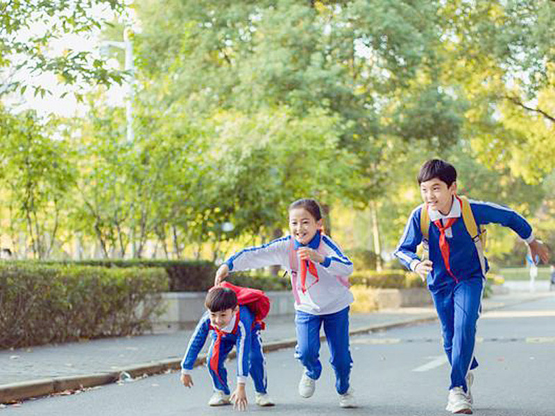 跑步只用很少时间,既能锻炼孩子身体,又能舒缓身心,缓解压力