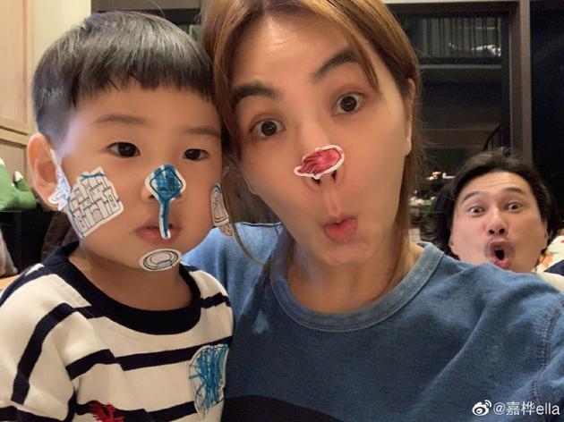 ella晒和儿子亲密照老公搞怪抢镜
