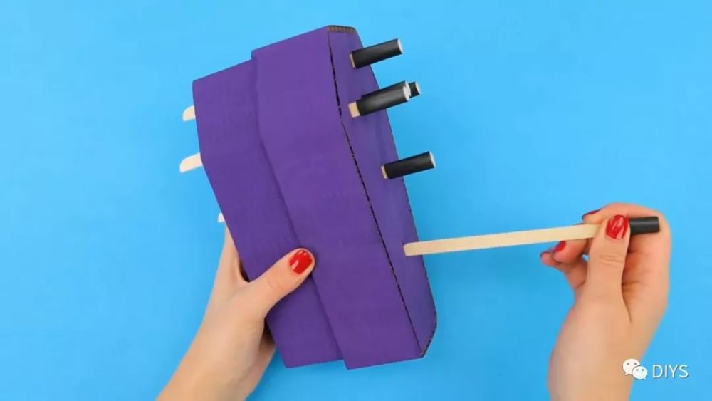 小姐姐用纸板制作玩具魔术盒,步骤详细又简单,非常有创意!