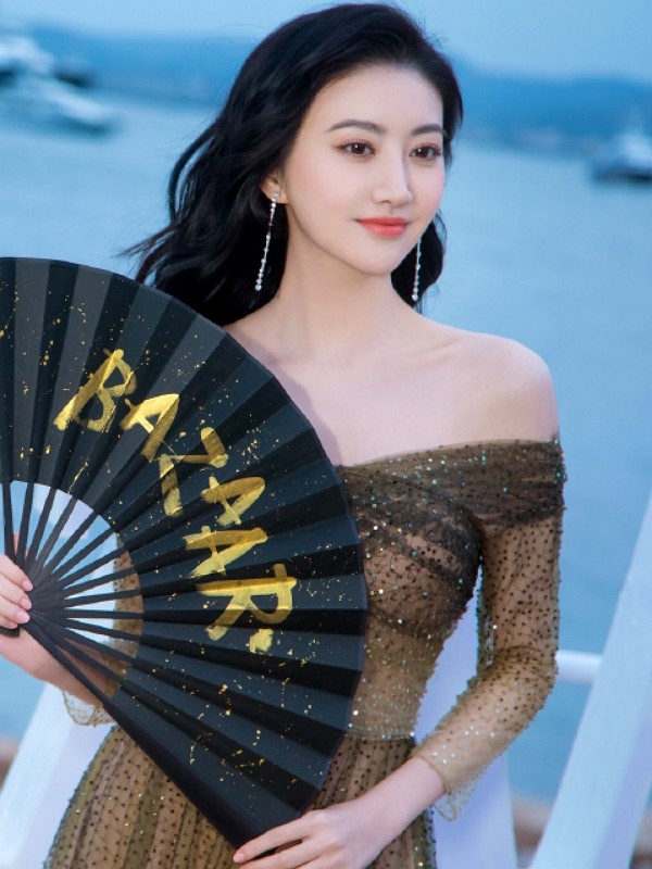 景甜亮相芭莎之夜,网友:扇子那张好飒!
