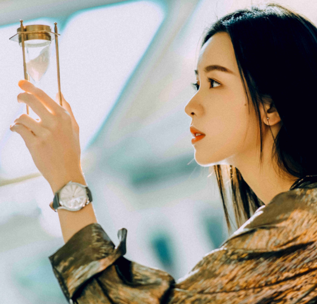 陈都灵复古造型写真,恣意自信而又潇洒随性,时尚典雅惊艳众人