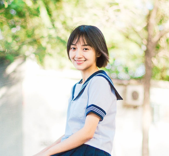 校园明星少女卜冠今,小清新清纯写真,时尚穿搭吸引眼球