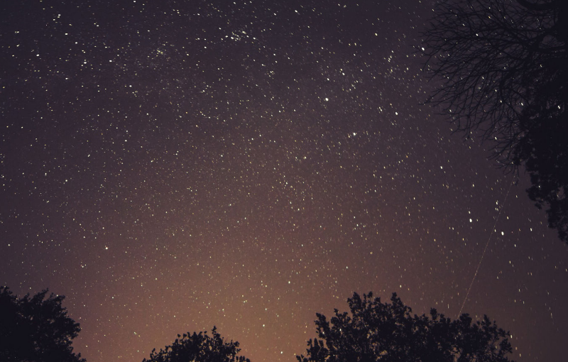 夜空中繁星点点壁纸,色彩斑斓,惹人注目