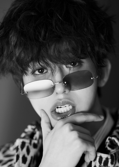 鲜肉蔡徐坤,黑白间豹纹大衣彰显气质,魅力全开