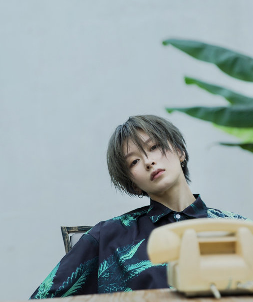 李萌萌盐系写真,短发造型清爽利落,少女感十足