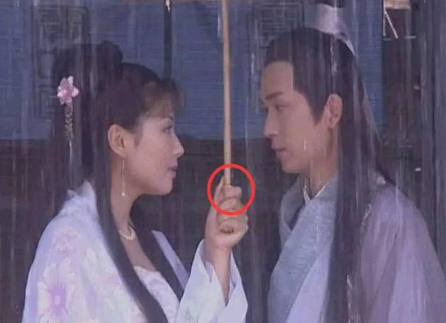 赵雅芝这一版一直以来都是被誉为白娘子的经典之作,他在给许仙打伞的