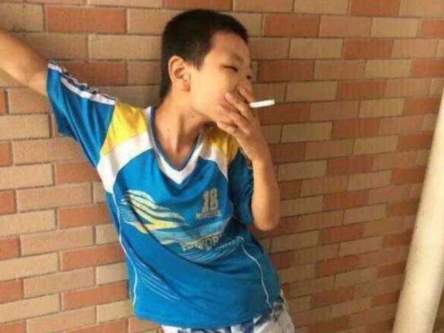 感觉自己这样非常帅,觉得会有女生暗恋他,但是这样的学生在女生眼里