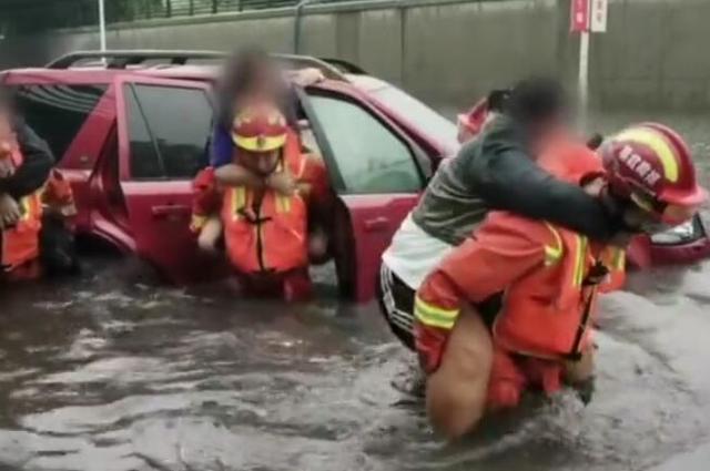 路虎要被淹了,消防员先救人,女司机:开门就进水了,你们推车吧