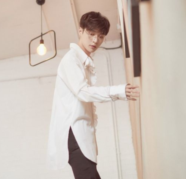 张艺兴暖系写真,清新慵懒风雅致撩人,更显个人时尚魅力