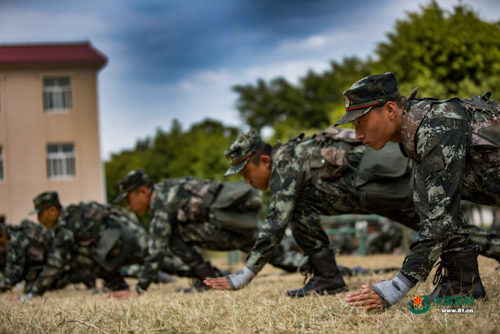 火热军营,新兵在训练场刻苦训练.李义摄