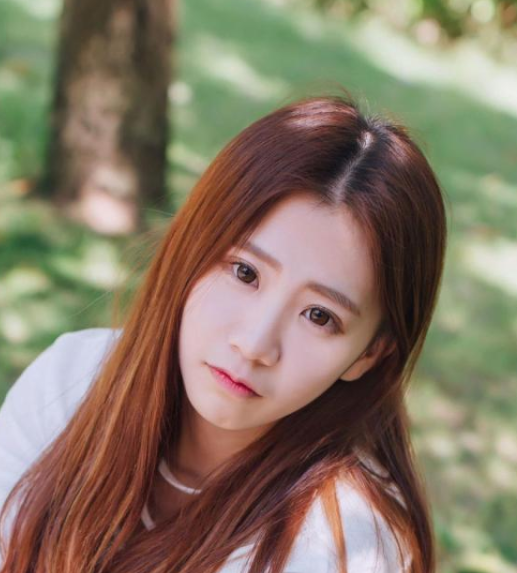 大眼睛长发美少女,秀丽纯情,气质优雅