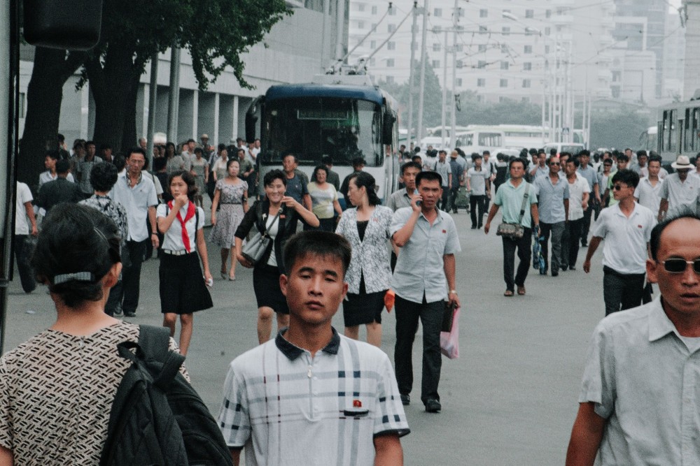 朝鲜视觉:实拍朝鲜街头玩手机的人