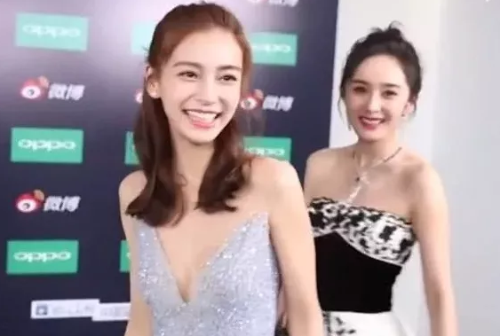 杨颖为了与杨幂合影,脱下了外套却忽略了抹胸裙,网友:身材太好了!