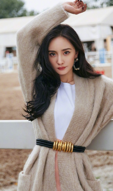 杨幂时尚贵气带绒毛衣杂志写真,化身贵妇人手拎包包
