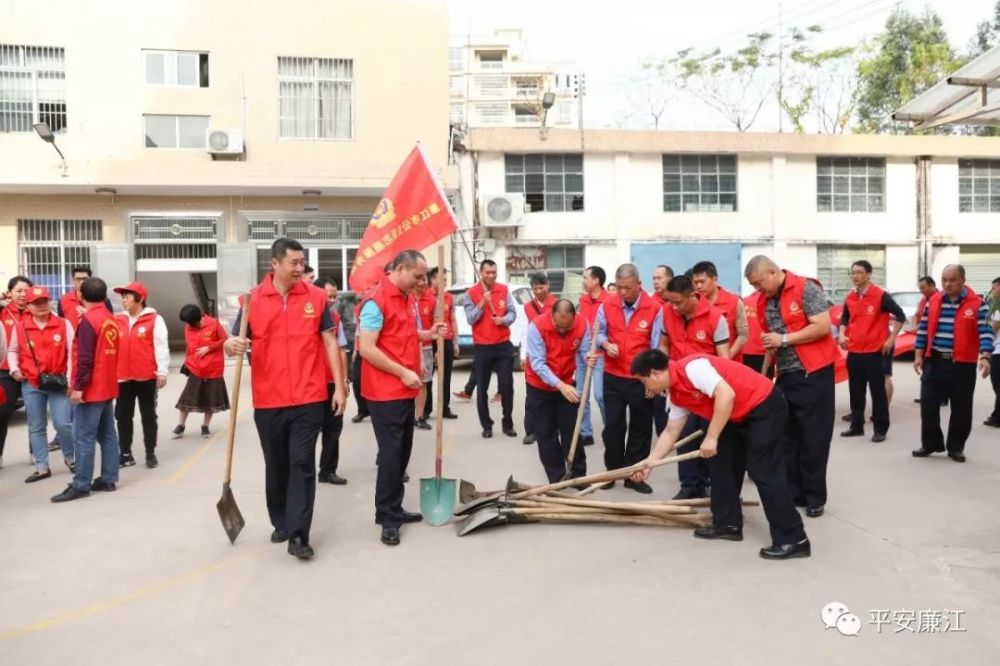林小斌同志以普通党员身份参加新越社区志愿服务活动