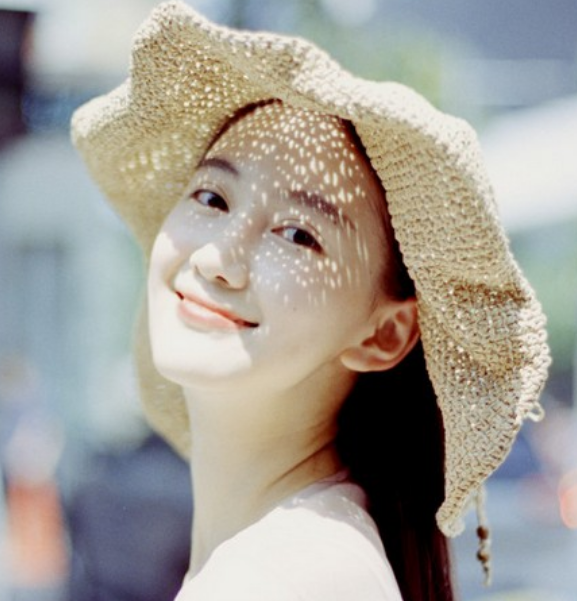清纯美女皮肤白皙水嫩,加上那甜甜的迷人笑容,让人印象深刻