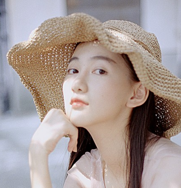 清纯美女皮肤白皙水嫩,加上那甜甜的迷人笑容,让人印象深刻