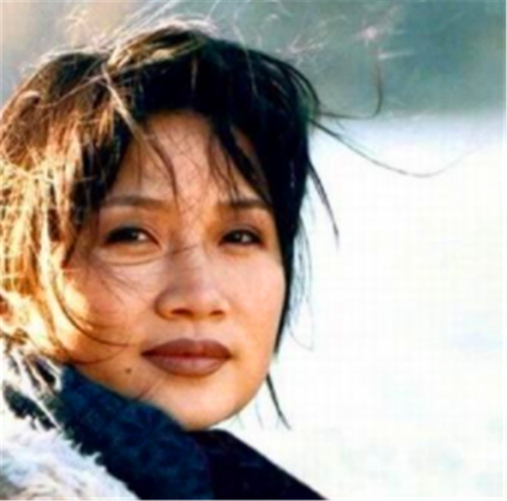 在上个世纪九十年代,歌手李娜的人气已经达到巅峰,在当时几乎没有几