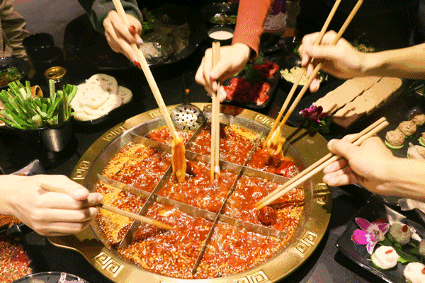 吹着暖气穿着单衣吃火锅! 吃完火锅!吃冰棍!吃完冰棍,吃烤肉!