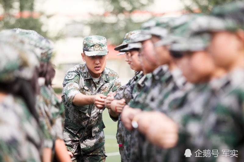 每年军训时间,为什么军人们都抢着当教官?只是为了操练学生?