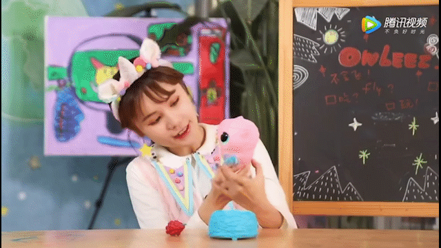 除了这些可爱的玩具宠物 喵星星也很喜欢可爱的 小猫小狗 不过发现