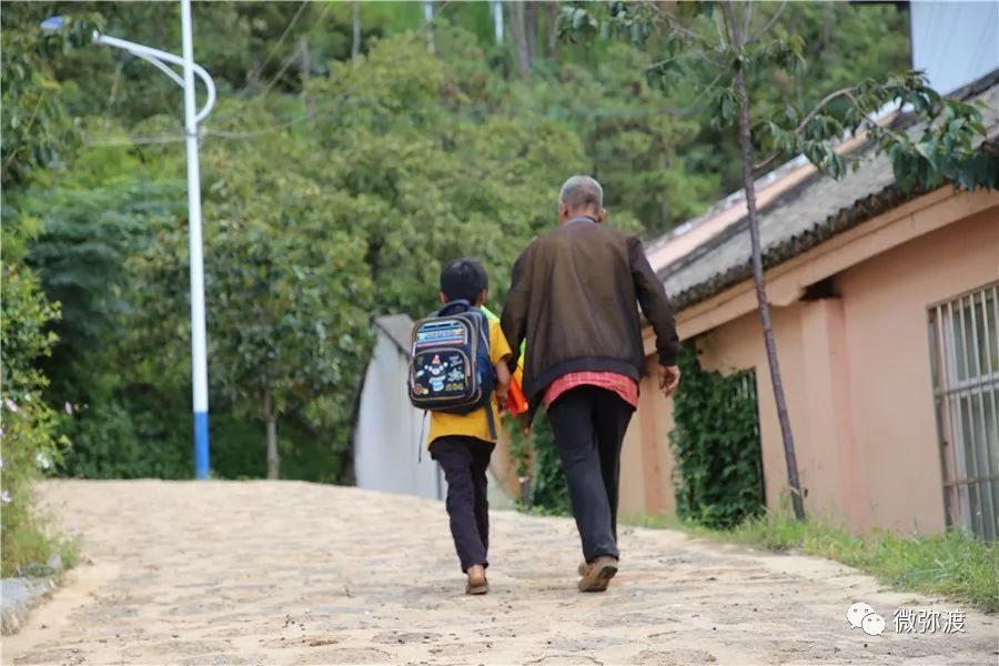 花甲残疾老人每天步行近10公里送孙子上学,为平凡人点