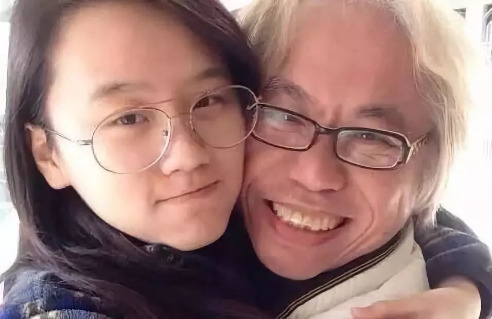 李坤城与小40岁妻子近照,22岁林靖恩略显成熟,两人已低调领证