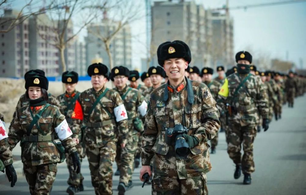 今天,向武警部队的兵记者致敬!