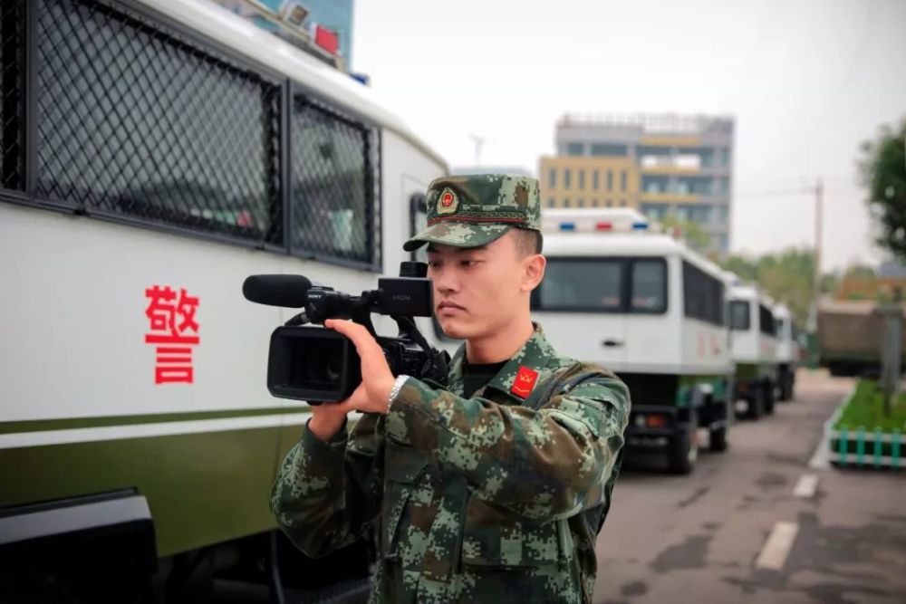 今天,向武警部队的兵记者致敬!