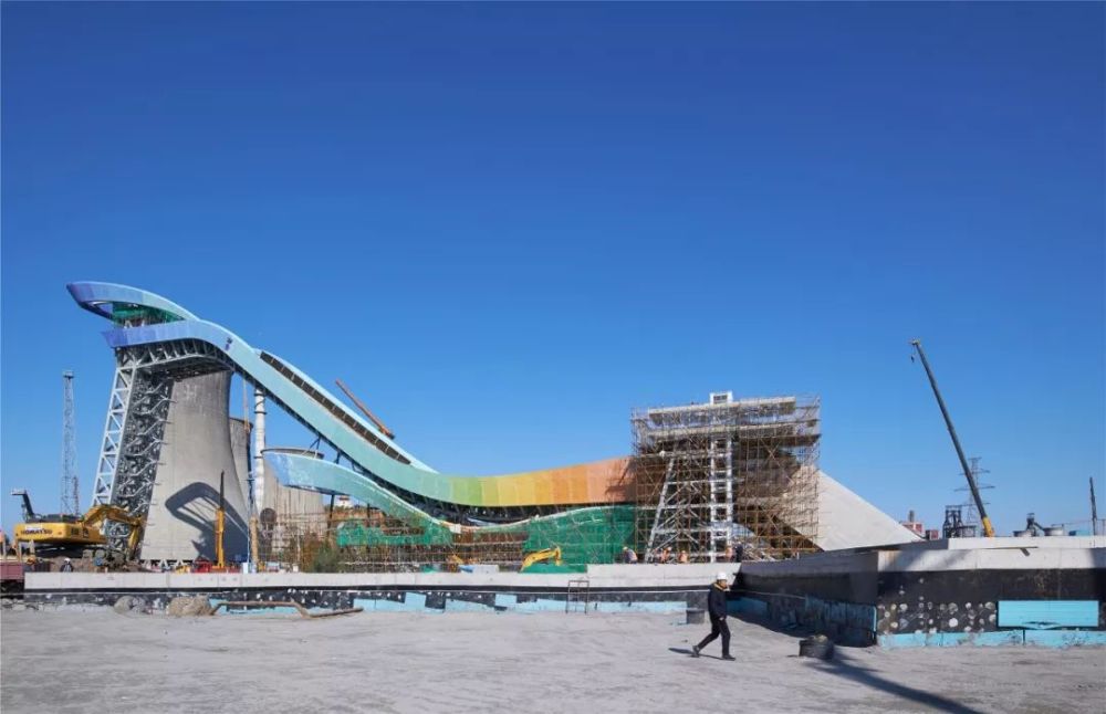 北京冬奥会比赛场馆首钢滑雪大跳台建设完成