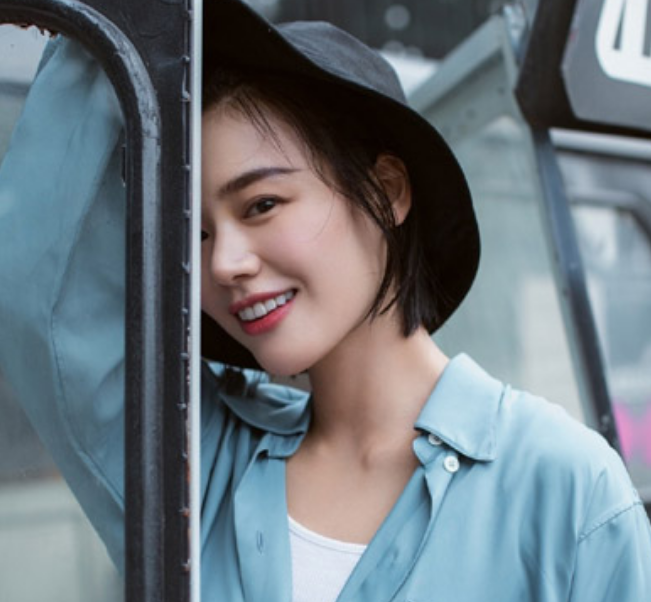 马思纯最新街拍图片,尽显都市街头时尚风,活力甜美的氧气女生