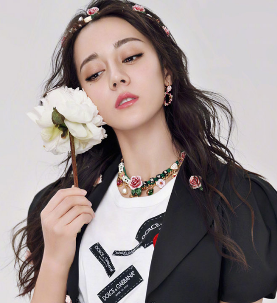 演员迪丽热巴高清硬照,黑白格调率性十足,帅气中带着丝丝女孩气