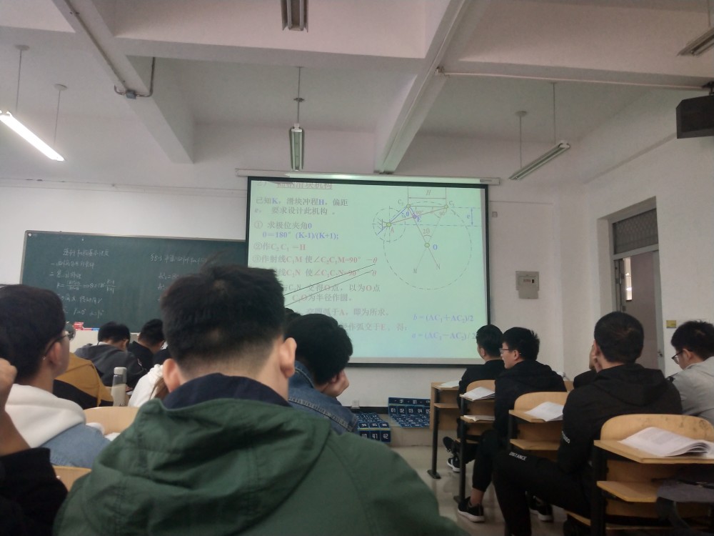 才在第一小节课的最后拿回手机,拍了一张上课的现场照片