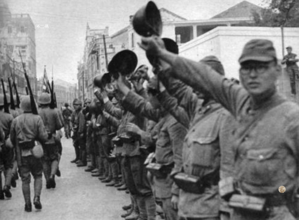 日本陆军步兵师成员欢迎第4横须贺海军陆战队士兵进入占领的海南岛