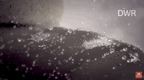 防泼水最明显的特征是水滴上去如同滴在荷叶上,会形成水珠并迅速滚落