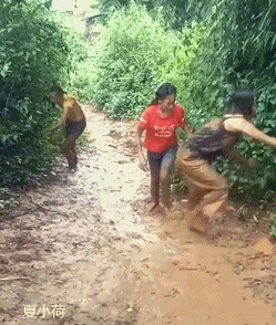 搞笑gif趣图:小姐姐爬山累了,下山的时候真机智!