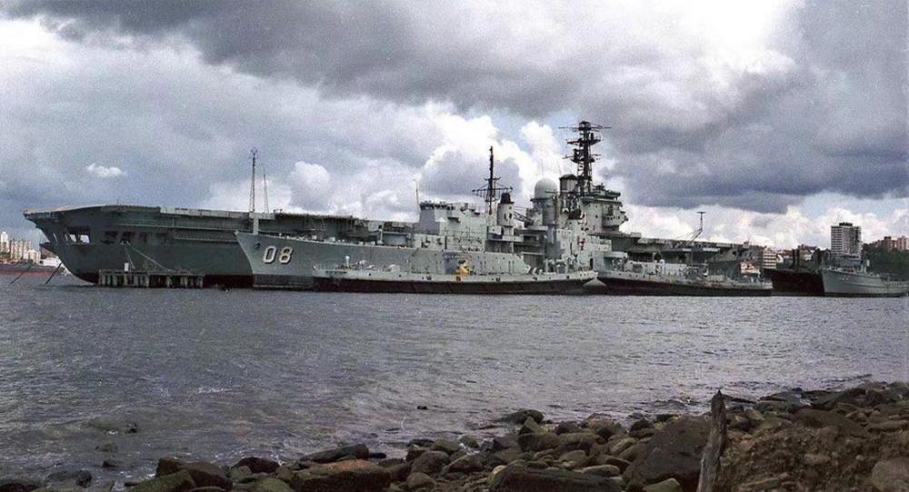 1982年,墨尔本号航母退役,即将运往中国拆除