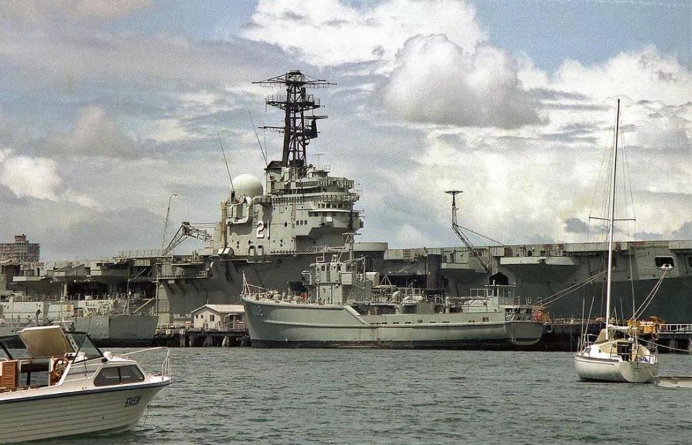 1982年,墨尔本号航母退役,即将运往中国拆除