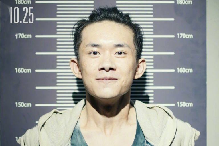 有种"罪犯照"叫易烊千玺,真实身高让人意外,导演也太坑了吧