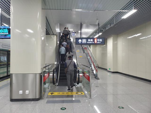 实拍郑州地铁8号线 多个站点已开建