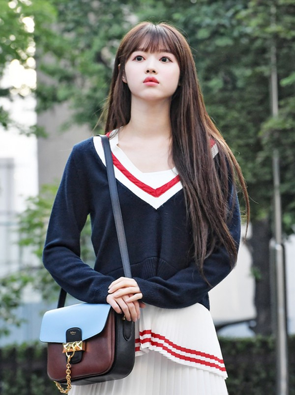 这样的穿搭看起来很少女.