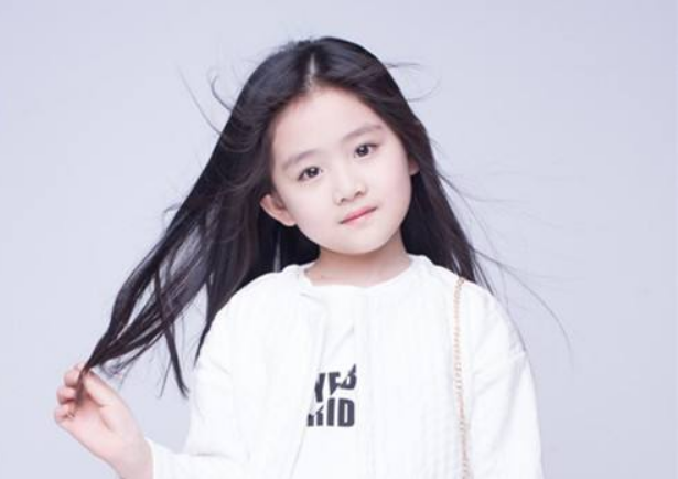 孙怡女儿"乐童"在大家眼皮下悄然长大,身穿t恤就出门