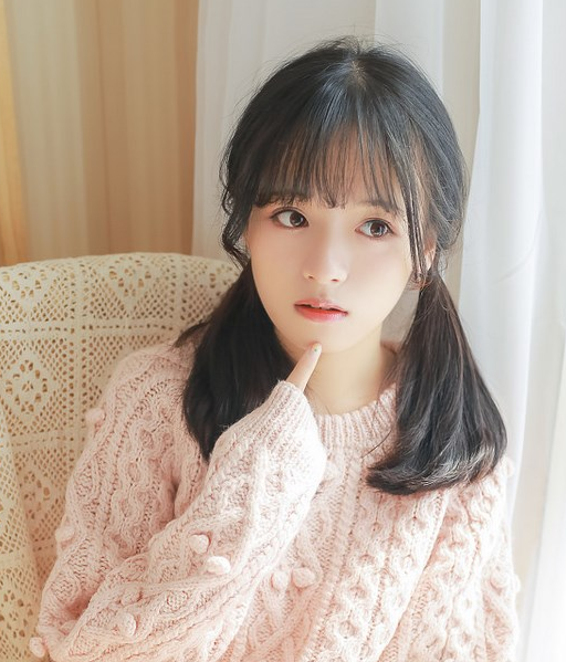 大眼灵动双马尾美少女,长相甜美居家作画图片鉴赏